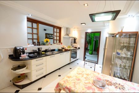 Casa à venda com 460m², 4 quartos e 4 vagas Casa à venda com 460m², 4 quartos e 4 vagasCozinha