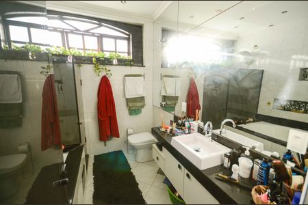 Casa à venda com 460m², 4 quartos e 4 vagas Casa à venda com 460m², 4 quartos e 4 vagasBanheiro da Suíte