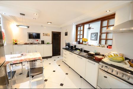 Casa à venda com 460m², 4 quartos e 4 vagas Casa à venda com 460m², 4 quartos e 4 vagasCozinha