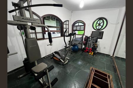 Casa à venda com 460m², 4 quartos e 4 vagas Casa à venda com 460m², 4 quartos e 4 vagasAcademia