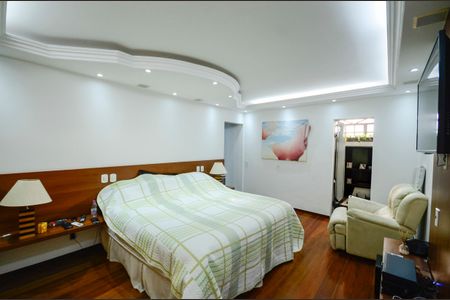 Casa à venda com 460m², 4 quartos e 4 vagas Casa à venda com 460m², 4 quartos e 4 vagasSuíte