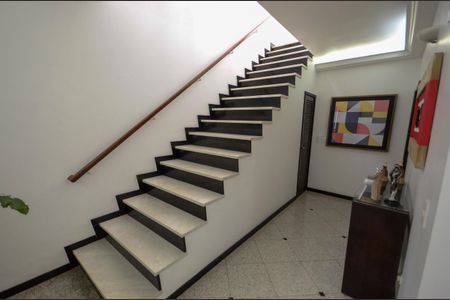 Casa à venda com 460m², 4 quartos e 4 vagas Casa à venda com 460m², 4 quartos e 4 vagasSala