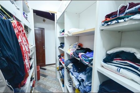 Casa à venda com 460m², 4 quartos e 4 vagas Casa à venda com 460m², 4 quartos e 4 vagasCloset da suíte