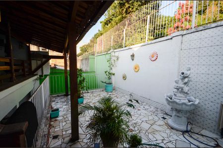 Casa à venda com 460m², 4 quartos e 4 vagas Casa à venda com 460m², 4 quartos e 4 vagasTerraço