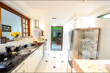 Casa à venda com 460m², 4 quartos e 4 vagas Casa à venda com 460m², 4 quartos e 4 vagasCozinha