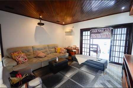 Casa à venda com 460m², 4 quartos e 4 vagas Casa à venda com 460m², 4 quartos e 4 vagasTerraço