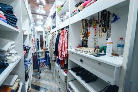 Casa à venda com 460m², 4 quartos e 4 vagas Casa à venda com 460m², 4 quartos e 4 vagasCloset da suíte