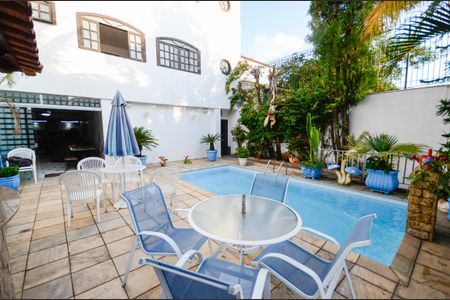 Casa à venda com 460m², 4 quartos e 4 vagas Casa à venda com 460m², 4 quartos e 4 vagasPiscina