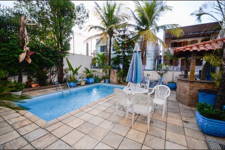 Casa à venda com 460m², 4 quartos e 4 vagas Casa à venda com 460m², 4 quartos e 4 vagasPiscina