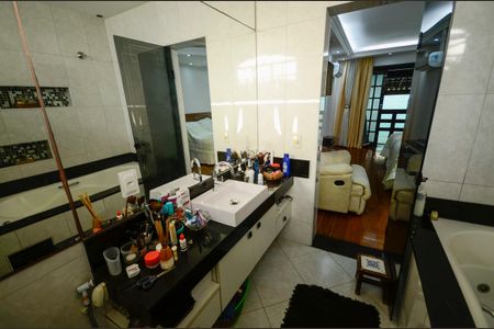 Casa à venda com 460m², 4 quartos e 4 vagas Casa à venda com 460m², 4 quartos e 4 vagasBanheiro da Suíte