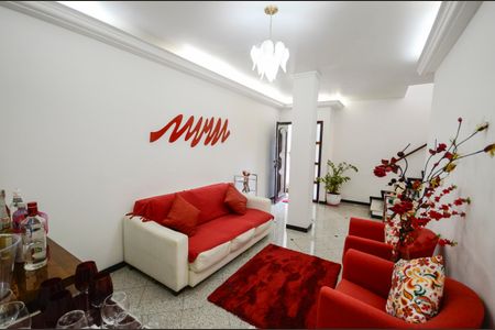 Casa à venda com 460m², 4 quartos e 4 vagas Casa à venda com 460m², 4 quartos e 4 vagasSala