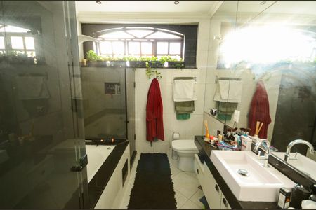 Casa à venda com 460m², 4 quartos e 4 vagas Casa à venda com 460m², 4 quartos e 4 vagasBanheiro da Suíte