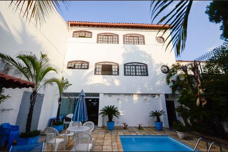 Casa à venda com 460m², 4 quartos e 4 vagas Casa à venda com 460m², 4 quartos e 4 vagasFachada