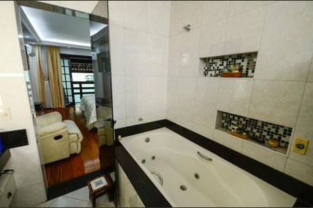 Casa à venda com 460m², 4 quartos e 4 vagas Casa à venda com 460m², 4 quartos e 4 vagasBanheiro da Suíte