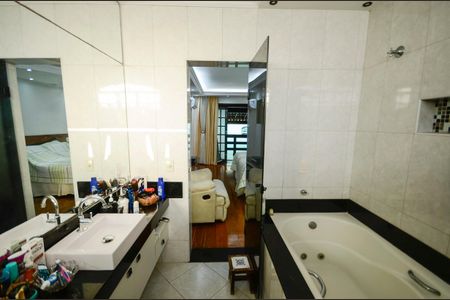 Casa à venda com 460m², 4 quartos e 4 vagas Casa à venda com 460m², 4 quartos e 4 vagasBanheiro da Suíte