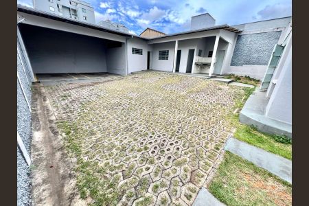 Casa à venda com 420m², 7 quartos e 8 vagasÁrea Externa - Fundos