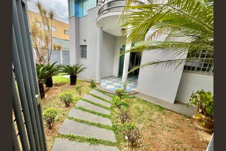 Casa à venda com 420m², 7 quartos e 8 vagasFachada 