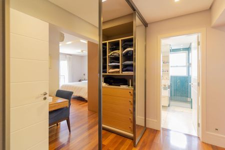 Apartamento à venda com 345m², 3 quartos e 5 vagasCloset  Suíte 3