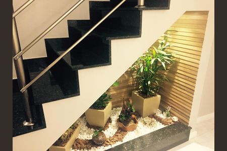 Casa de condomínio à venda com 70m², 2 quartos e 1 vagaEscada