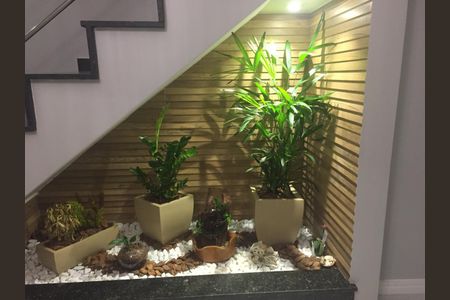 Casa de condomínio à venda com 70m², 2 quartos e 1 vagaEscada