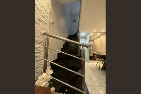 Casa de condomínio à venda com 70m², 2 quartos e 1 vagaEscada