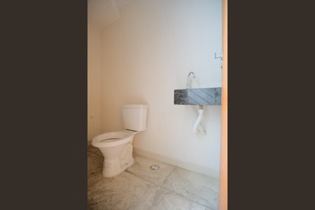 Casa à venda com 134m², 3 quartos e 3 vagasLavabo da garagem