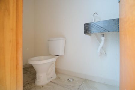 Casa à venda com 134m², 3 quartos e 3 vagasLavabo da garagem