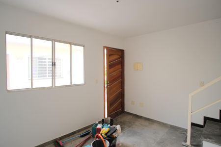 Casa de condomínio à venda com 58m², 2 quartos e 1 vagaSala
