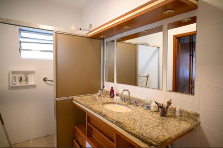 Casa à venda com 306m², 3 quartos e 2 vagas Casa à venda com 306m², 3 quartos e 2 vagasBanheiro Suite