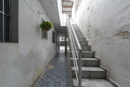 Casa à venda com 175m², 4 quartos e 2 vagas Casa à venda com 175m², 4 quartos e 2 vagasEscada