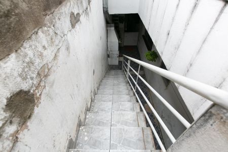 Casa à venda com 175m², 4 quartos e 2 vagas Casa à venda com 175m², 4 quartos e 2 vagasEscada