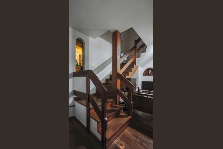 Casa à venda com 285m², 5 quartos e 3 vagasEscada