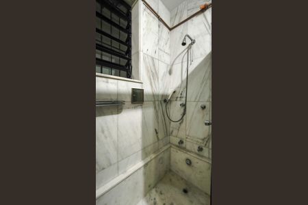 Casa à venda com 285m², 5 quartos e 3 vagasBanheiro da Suíte 1