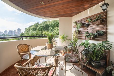 Apartamento à venda com 230m², 4 quartos e 4 vagasVaranda Sala