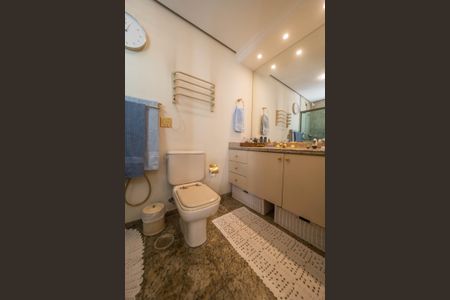 Apartamento à venda com 230m², 4 quartos e 4 vagasBanheiro da Suíte 1