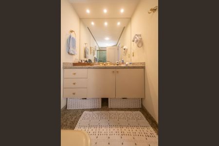 Apartamento à venda com 230m², 4 quartos e 4 vagasBanheiro da Suíte 1