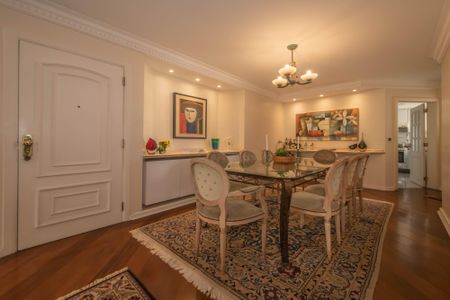 Apartamento à venda com 230m², 4 quartos e 4 vagasSala