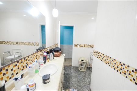 Casa à venda com 196m², 3 quartos e 5 vagas Casa à venda com 196m², 3 quartos e 5 vagasBanheiro Social