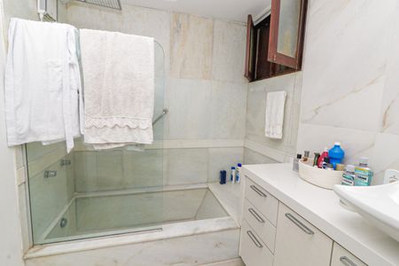 Casa à venda com 600m², 6 quartos e 2 vagasBanheiro da Suíte 1