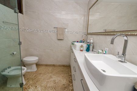 Casa à venda com 600m², 6 quartos e 2 vagasBanheiro da Suíte 2