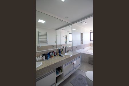 Apartamento para alugar com 220m², 4 quartos e 3 vagas Apartamento para alugar com 220m², 4 quartos e 3 vagasBanheiro da Suíte 1