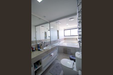 Apartamento para alugar com 220m², 4 quartos e 3 vagas Apartamento para alugar com 220m², 4 quartos e 3 vagasBanheiro da Suíte 1