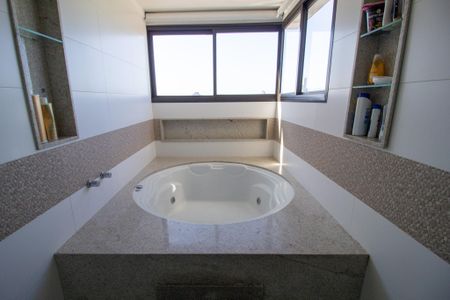 Apartamento para alugar com 220m², 4 quartos e 3 vagas Apartamento para alugar com 220m², 4 quartos e 3 vagasBanheiro da Suíte 1