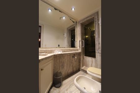 Apartamento à venda com 250m², 2 quartos e 3 vagasBanheiro da Suíte 2