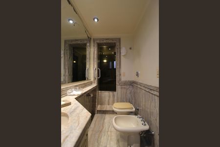 Apartamento à venda com 250m², 2 quartos e 3 vagasBanheiro da Suíte 2