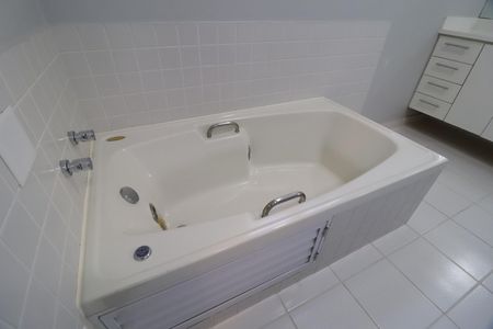 Casa de condomínio para alugar com 316m², 4 quartos e 4 vagasBanheiro do Quarto 3