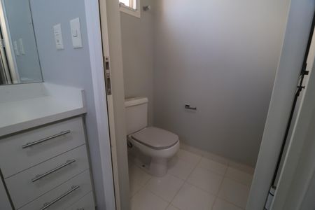 Casa de condomínio para alugar com 316m², 4 quartos e 4 vagasBanheiro do Quarto 3