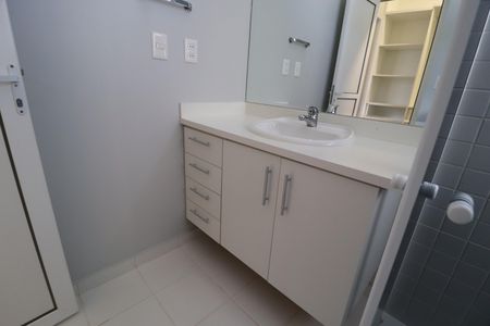 Casa de condomínio para alugar com 316m², 4 quartos e 4 vagasBanheiro do Quarto 2