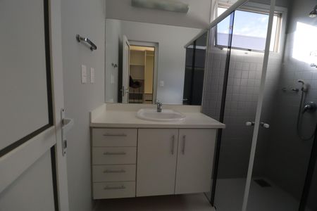 Casa de condomínio para alugar com 316m², 4 quartos e 4 vagasBanheiro do Quarto 2