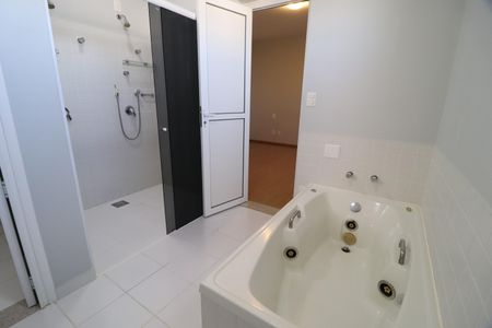 Casa de condomínio para alugar com 316m², 4 quartos e 4 vagasBanheiro do Quarto 3